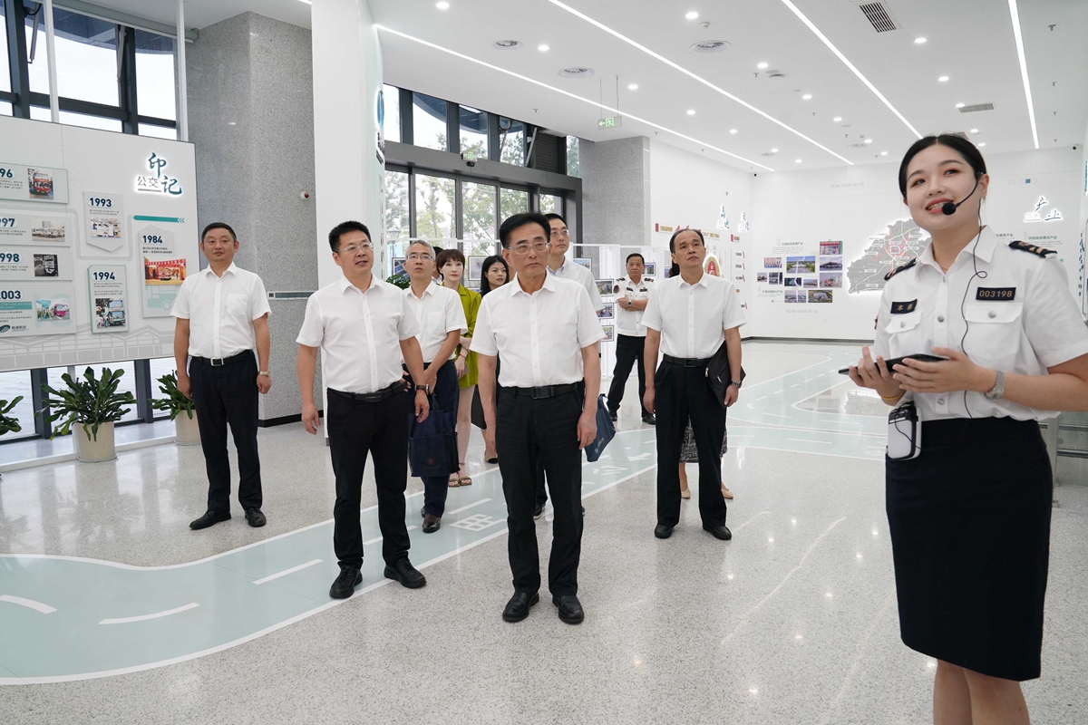 2024.9.11-1何宇健（左二）、薛佳平（左三）（水若石攝）.jpg